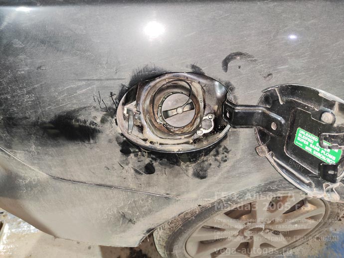 заправочное устройство (миниВЗУ), установка Альфа Д39 на Мазда 3 2005 г.в., 1.8 л, 105 л.с., с пробегом 311 327 км., цилиндрический баллон 54 литра в багажнике, за задним рядом сидений, Нижний Новгород, Дзержинск