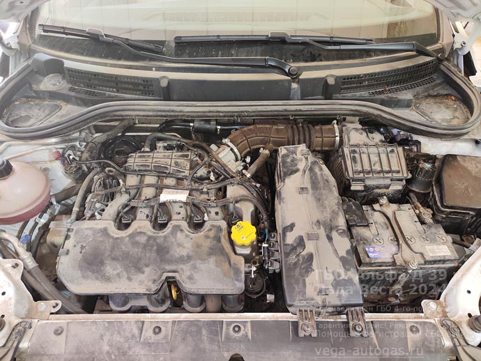 подкапотная компоновка, установка ГБО Альфа Д39 на Ладу Веста, 2024 г.в., 1.6 л., 106 л.с., пробег: 27 409 км., цилиндрический баллон 65 литров в багажнике, за задним рядом сидений, ВЗУ в заднем бампере, с правой стороны, Нижний Новгород, Дзержинск
