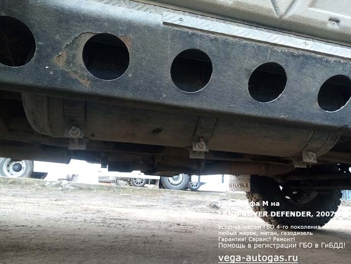 35-литровый цилиндрический баллон, установка ГБО Альфа М на Ленд Ровер Дефендер 2007 г.в., V8, двигатель 3UZ-FE, пробег: 156 000 км., ВЗУ под заднмм бампером, два 35-литровых цилиндрических баллона сзади, под кузовом, Нижний Новгород, Дзержинск