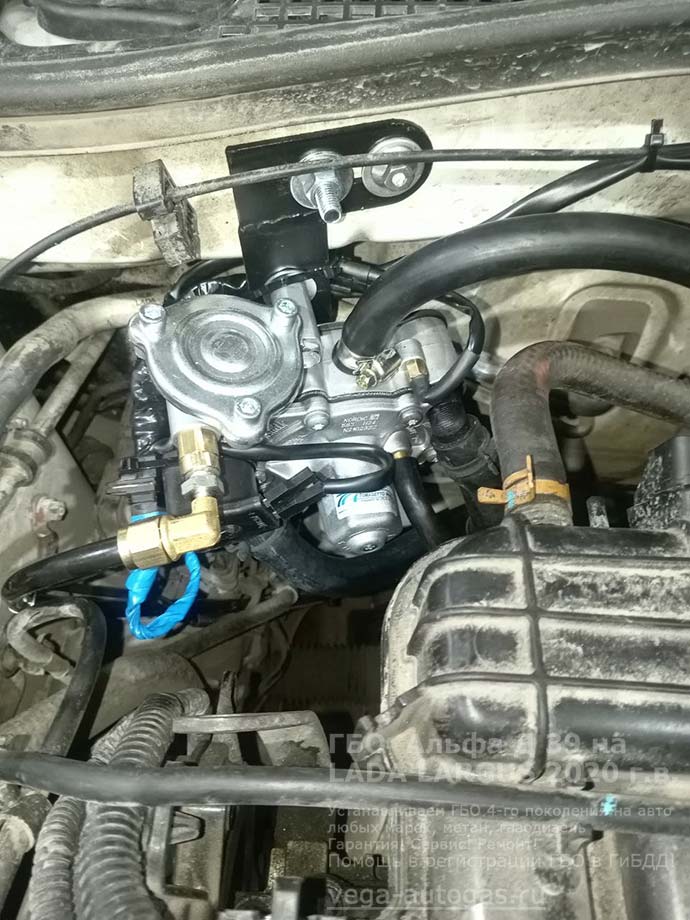 ГБО Альфа Д39 под капотом, установка на LADA LARGUS RS045L 2020 г.в., 1.6 л., 106,1 л.с., пробег: 93 505 км., тороидальный баллон 54 литра сзади, под кузовом, на месте запасного колеса, миниВЗУ в лючке бензобака, Нижний Новгород, Дзержинск