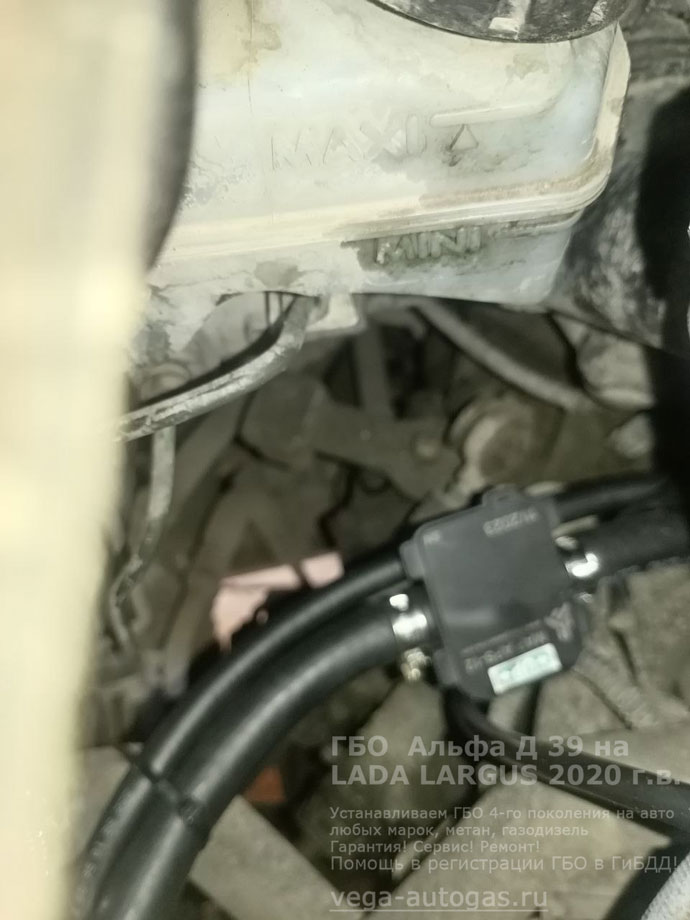 подкапотная компонова, установка ГБО Альфа D39 на LADA LARGUS RS045L 2020 г.в., 1.6 л., 106,1 л.с., пробег: 93 505 км., тороидальный баллон 54 литра сзади, под кузовом, на месте запасного колеса, миниВЗУ в лючке бензобака, Нижний Новгород, Дзержинск