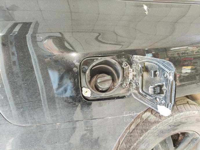 заправочное устройство, установка ГБО Диджитроник на Lexus LX570, 2013 г.в., полный привод 4х4, 5.7 л., 367 л.с., с пробегом 18 400 км., миниВЗУ в лючке бензобака, тороидальный баллон 88 литра сзади, под кузовом, на месте запасного колеса, Нижний Новгород, Дзержинск