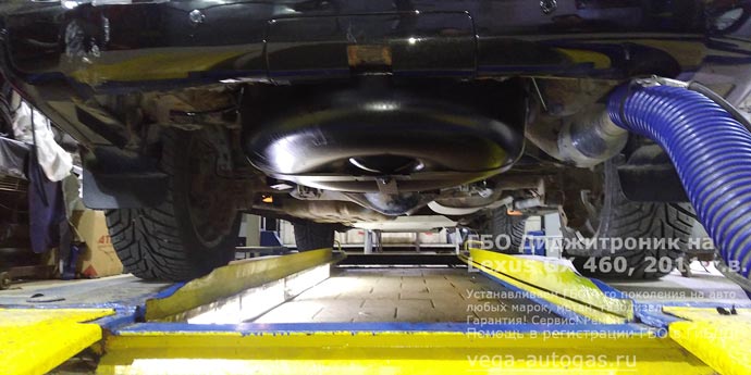 тороидальный баллон 93 литра под кузовом, сзади, в нишу третьего ряда сидений, установка ГБО Диджитроник на Мицубиси Паджеро 2017 г.в., 3.8 л., 250 л.с., с пробегом 55 822 км., миниВЗУ в лючке бензобака, Нижний Новгород, Дзержинск