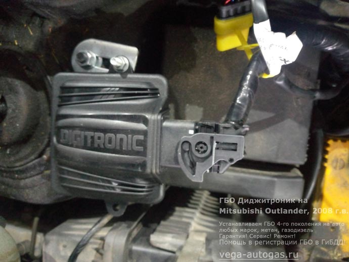 блок управления, установка ГБО Диджитроник на Мицубиси Аутлендер 2008 г.в., 2.0 л., 136 л.с., с пробегом 222 733 км., ВЗУ в лючке бензобака, тороидальный баллон 54 литра в багажнике, в нише для запасного колеса, Нижний Новгород, Дзержинск