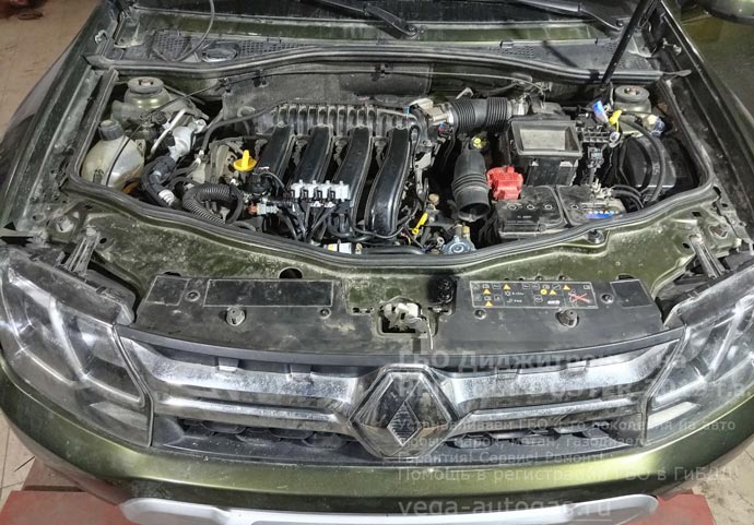 подкапотная компоновка, установка ГБО Диджитроник на Рено Дастер, 2019 г.в., 2,0 л., 143 л.с., с пробегом 58 630 км., ВЗУ в лючке бензобака, тороидальный баллон 63 литра в багажнике, в нише для запасного колеса, Нижний Новгород, Дзержинск