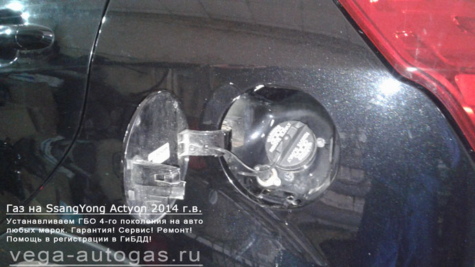 миниВЗУ в лючке бензобака, Установка ГБО Альфа S на SsangYong Actyon 2014 г.в., 2.0 л., 149 л.с., МКПП., и тороидального баллона 53 литра в багажнике, в нише для запасного колеса, Нижний Новгород, Дзержинск
