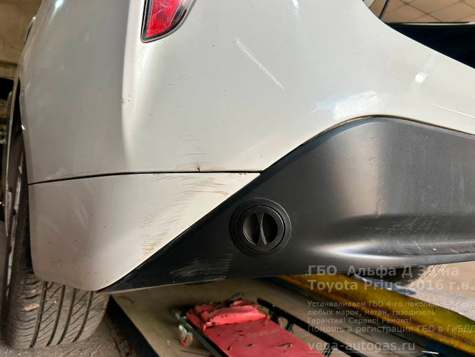 заправочное устройство, установка ГБО Альфа Д39 на Тойоту Приус 2016 г.в., 1.8 л, 99 л.с., с пробегом 183 153 км., ВЗУ в заднем бампере, слева, тороидальный баллон 54 литра в багажнике, в нише для запасного колеса, Нижний Новгород, Дзержинск