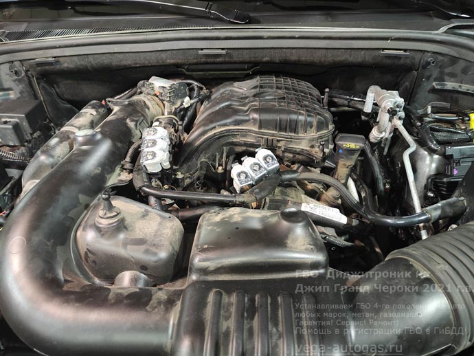 газовые рампы Digitronic под капотом, установка на Джип Гранд Чероки, 2021 г.в., полный привод 4х4, 3.0 л., 238 л.с., с пробегом 94 927 км., ВЗУ в лючке бензобака, тороидальный баллон 60 литров в багажнике, в нише для запасного колеса, Нижний Новгород, Дзержинск