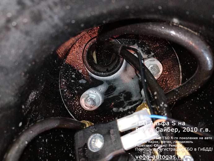 ГБО Альфа S в подкапотном пространстве, установка на Волга Сайбер 2010 г.в., 2.4 л., 143 л.с., пробег: 97 329 км., заправочное устройство в заднем бампере, слева, тороидальный баллон 54 литра в багажнике, в нише для запаски, Нижний Новгород, Дзержинск